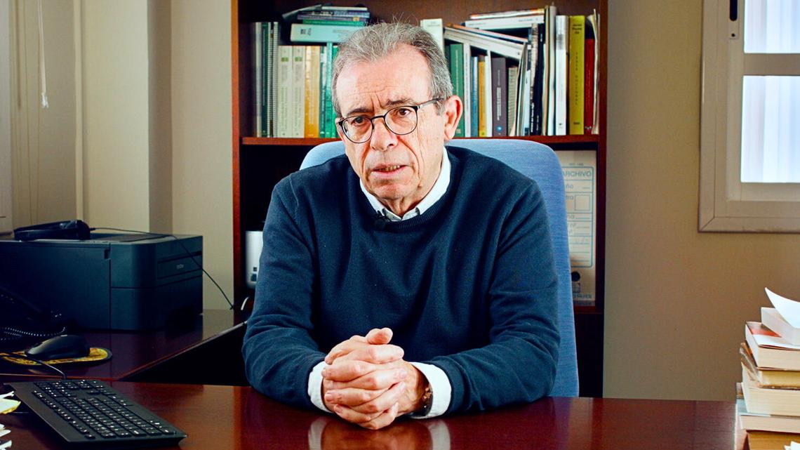 Introducir las variables ecológicas o ambientales en el análisis de las sociedades a lo largo de la historia. Esta podría ser una definición de la Historia Ambiental, un ámbito que conoce bien Manuel González de Molina, historiador, investigador multidisciplinar y asesor de políticas públicas para el desarrollo de la agroecología. Manuel es catedrático de Historia en la Universidad Pablo de Olavide de Sevilla, donde coordina el Laboratorio de Historia de los Agroecosistemas, y fundador del think tank para la transición alimentaria Alimentta. Fue Director General de Agricultura Ecológica de la Junta de Andalucía entre 2004 y 2008. Hablamos con él sobre agricultura y crisis ecológica, las problemáticas del campo, el mito de la agricultura industrial o la recuperación de usos agrícolas y especies autóctonas en una entrevista cargada de conocimiento y buenas dosis de historia.